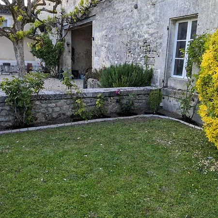 Holiday home L Echappee Belle En Campagne Charentaise Gondeville