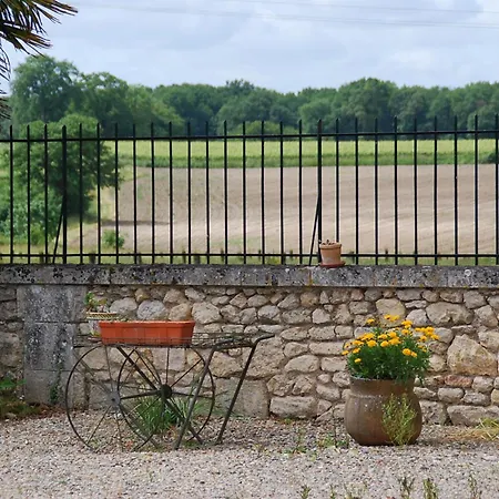 Holiday home L Echappee Belle En Campagne Charentaise
